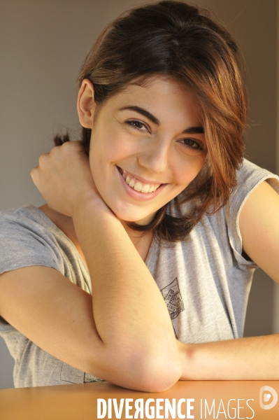 Adolescence : Emma PICAUD-LUCET, jeune comédienne française. Teenager : PICAUD-LUCET Emma, french actress.