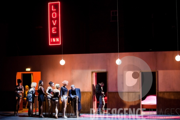 L Opéra de quat sous de Bertolt Brecht , mise en scène et costumes de Laurent Pelly