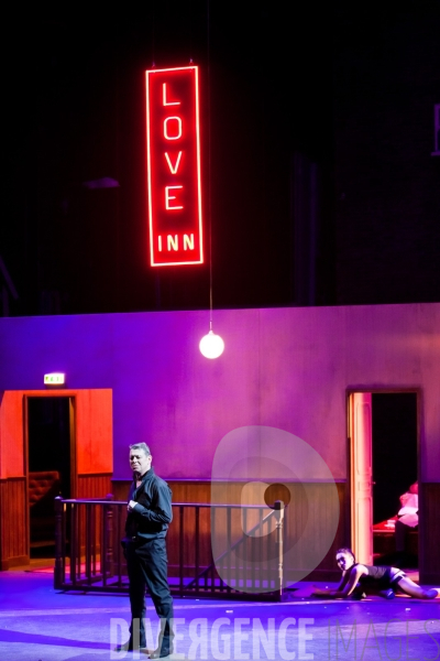 L Opéra de quat sous de Bertolt Brecht , mise en scène et costumes de Laurent Pelly