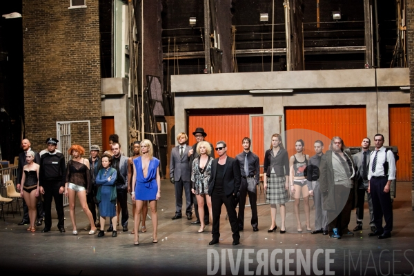 L Opéra de quat sous de Bertolt Brecht , mise en scène et costumes de Laurent Pelly