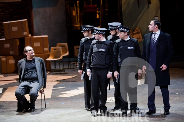 L Opéra de quat sous de Bertolt Brecht , mise en scène et costumes de Laurent Pelly