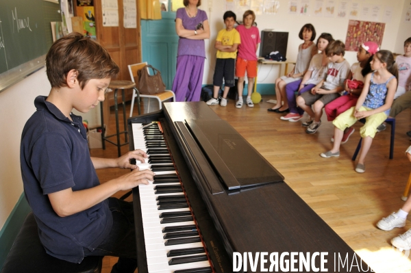 Ecole : enfants en cours d arts plastique et musique CM2 à 6e. Children in visual arts and music.