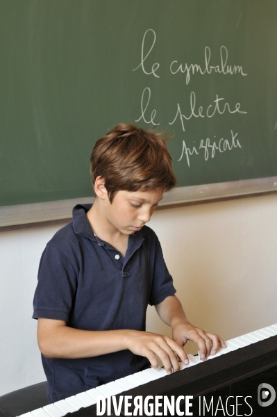 Ecole : enfants en cours d arts plastique et musique CM2 à 6e. Children in visual arts and music.