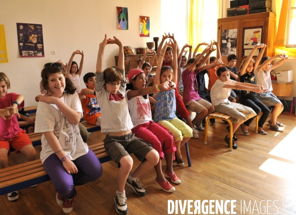 Ecole : enfants en cours d arts plastique et musique CM2 à 6e. Children in visual arts and music.