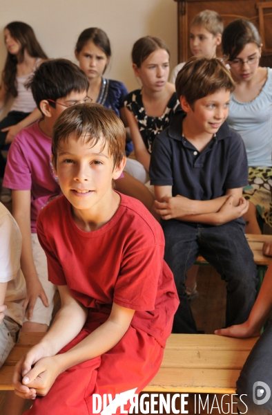 Ecole : enfants en cours d arts plastique et musique CM2 à 6e. Children in visual arts and music.