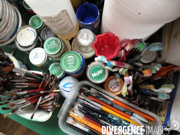 Ecole : enfants en cours d arts plastique et musique CM2 à 6e. Children in visual arts and music.