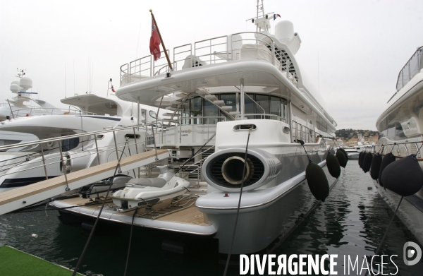 Super Yachts: The ample superyacht THUNDER B is a motor yacht. This 50 metre (164 foot) luxury yacht was made at Oceanfast (Austal) in 1998.