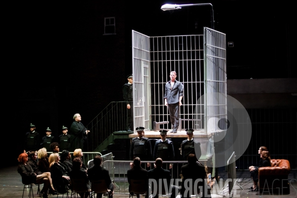 L Opéra de quat sous de Bertolt Brecht , mise en scène et costumes de Laurent Pelly