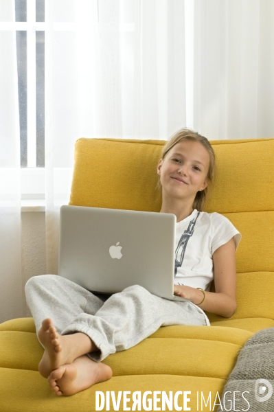 Enfant avec l ordinateur et les écrans. Children with computer and screens