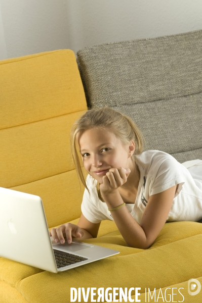 Enfant avec l ordinateur et les écrans. Children with computer and screens