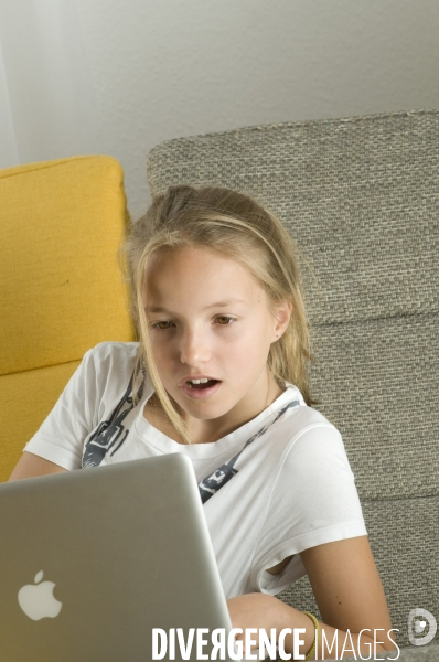 Enfant avec l ordinateur et les écrans. Children with computer and screens