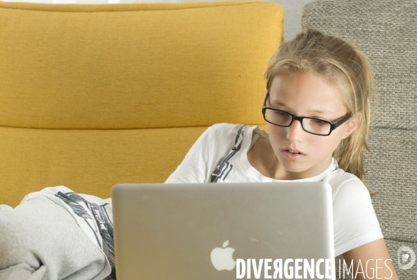 Enfant avec l ordinateur et les écrans. Children with computer and screens