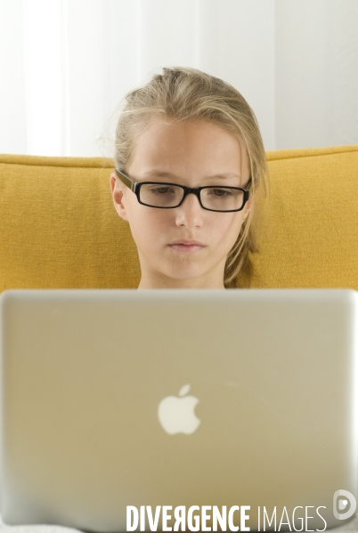 Enfant avec l ordinateur et les écrans. Children with computer and screens