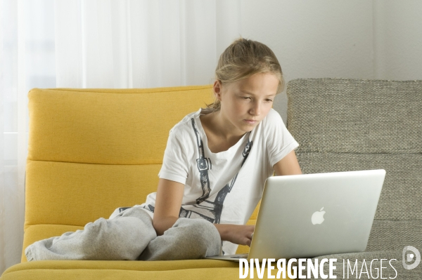 Enfant avec l ordinateur et les écrans. Children with computer and screens