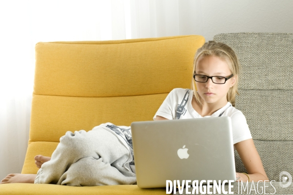 Enfant avec l ordinateur et les écrans. Children with computer and screens