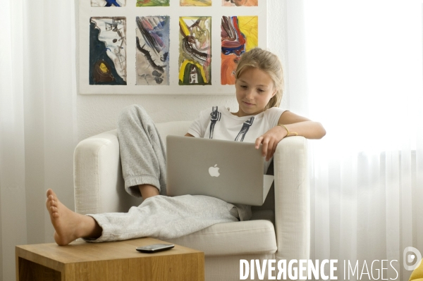 Enfant avec l ordinateur et les écrans. Children with computer and screens