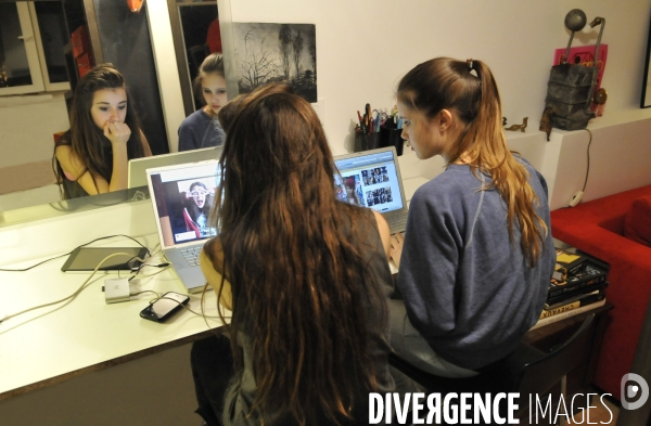 Enfant avec l ordinateur et les écrans. Children with computer and screens