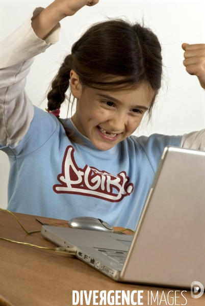 Enfant avec l ordinateur et les écrans. Children with computer and screens