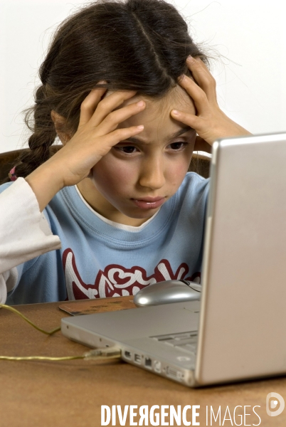 Enfant avec l ordinateur et les écrans. Children with computer and screens