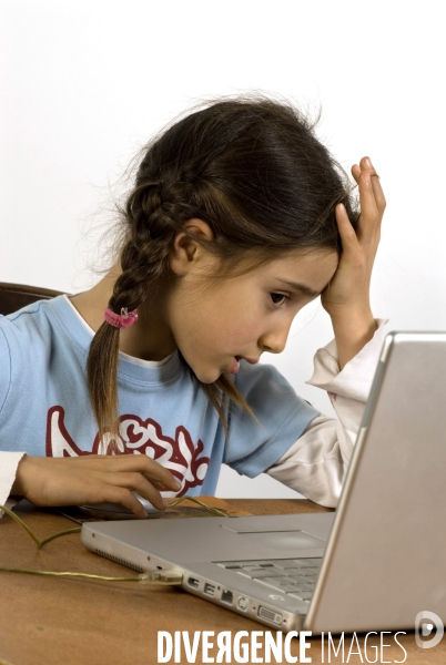 Enfant avec l ordinateur et les écrans. Children with computer and screens