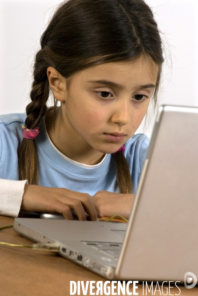 Enfant avec l ordinateur et les écrans. Children with computer and screens