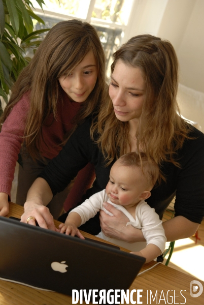 Enfant avec l ordinateur et les écrans. Children with computer and screens