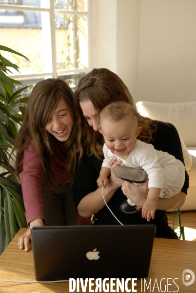 Enfant avec l ordinateur et les écrans. Children with computer and screens