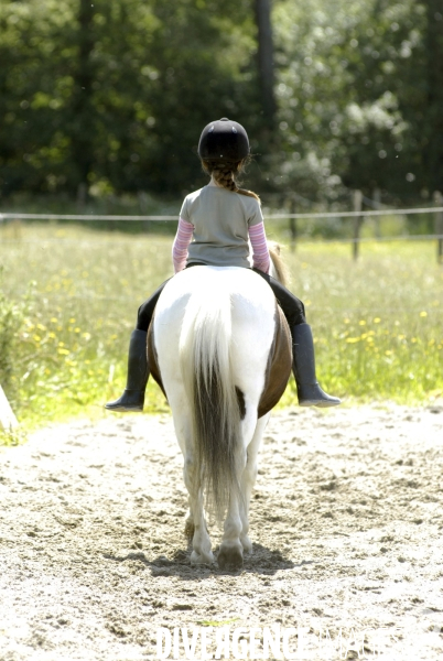 L enfant et les animaux :  jeune cavalier à poney. Children and animals: young pony rider.