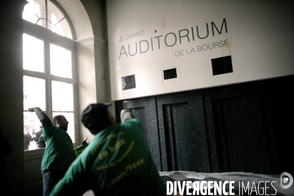 Les salaries de l automobile manifestent place de la bourse pour le maintien des emplois.