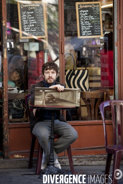 Guillaume Bresson, artiste peintre. dans un café de la rue de Belleville à Paris