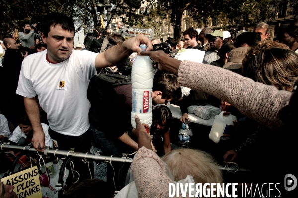 Distribution gratuite de Lait Place de la Republique a Paris