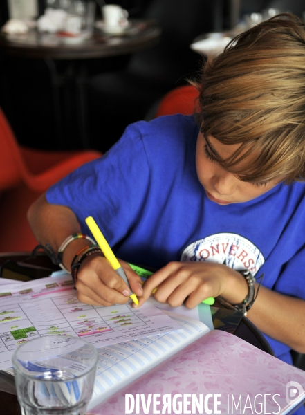 Scolarité : rentrée des classes et portraits d élèves. Education: Back to School and student portraits