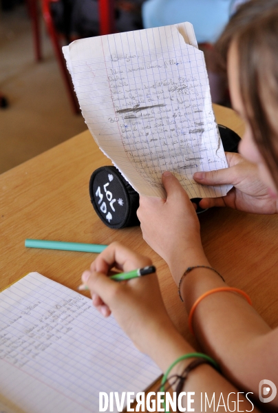 Ecole : établissement scolaire, détails et gros plans matériel scolaire. School: details and closeups.
