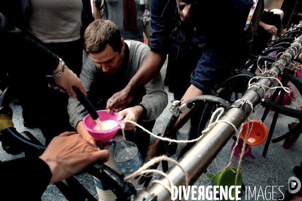 Distribution gratuite de Lait Place de la Republique a Paris