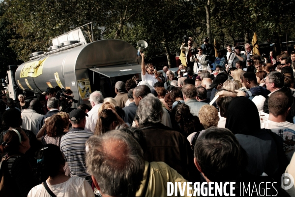 Distribution gratuite de Lait Place de la Republique a Paris