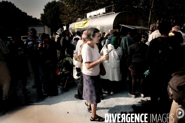 Distribution gratuite de Lait Place de la Republique a Paris