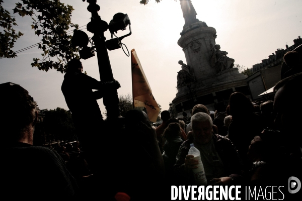Distribution gratuite de Lait Place de la Republique a Paris