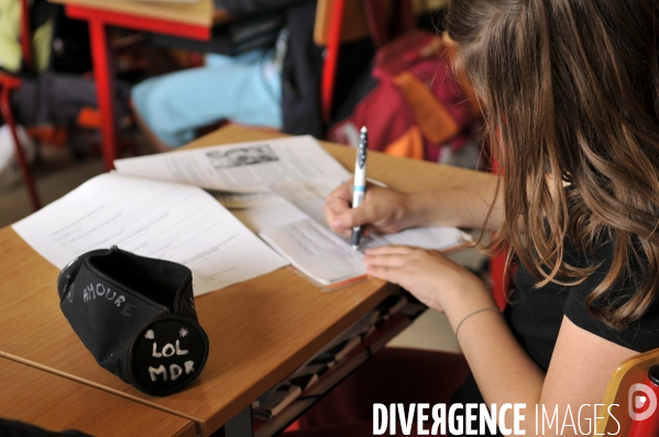 Ecole : établissement scolaire, détails et gros plans matériel scolaire. School: details and closeups.