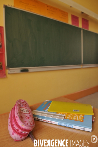Ecole : établissement scolaire, détails et gros plans matériel scolaire. School: details and closeups.