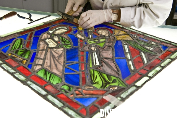 Dans les ateliers de Vitrail France, au Mans ; restauration des vitraux de la Sainte Chapelle
