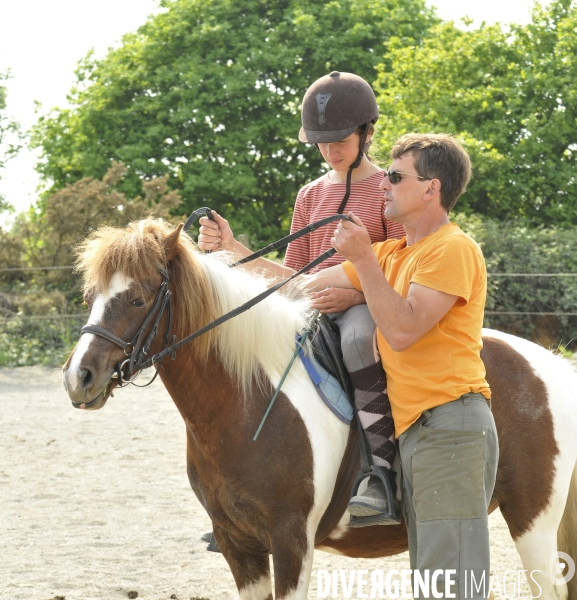 L enfant et les animaux :  jeune cavalier à poney. Children and animals: young pony rider.