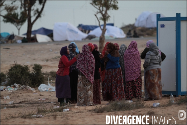 Femmes dans le camp d  Achoucha a  8kms de la frontiere Tuniso Libyenne. Le camp est aujourd hui majoritairement de bengalais. Il y a aussi des somaliens, et des egyptiens. My LOcal phone: +216 508 63 891