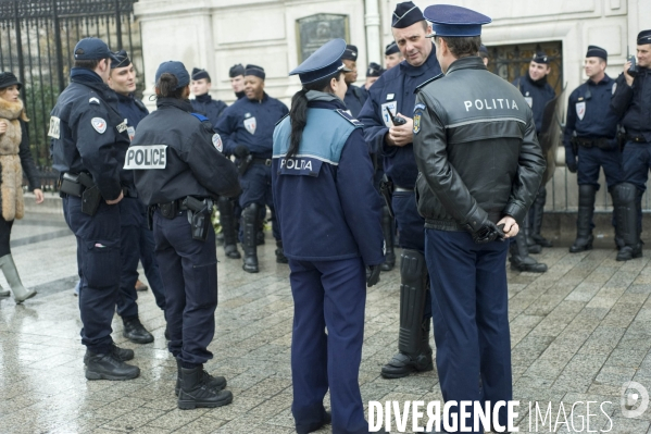 Policie roumaine sur les Champs Elysées.