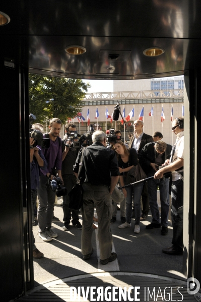 Arnaud montebourg recoit les syndicats de psa