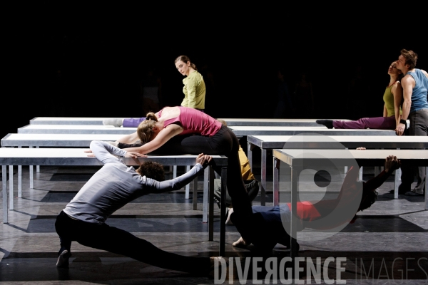 One flat thing, reproduced de William Forsythe