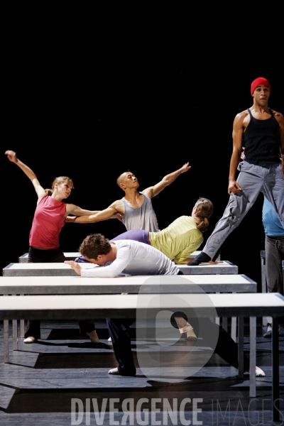 One flat thing, reproduced de William Forsythe