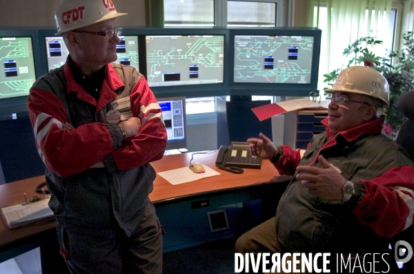 Jean-François Kahn rend visite aux sidérurgistes d Arcelor Mittal qui bloquent la gare d Ebange.