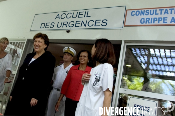 Roselyne Bachelot visite les circuits de consultation pour la grippe au CHU de Saint-Denis de la Réunion.