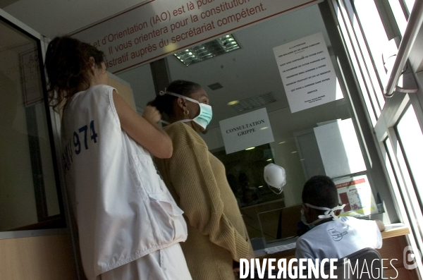 Roselyne Bachelot visite les circuits de consultation pour la grippe au CHU de Saint-Denis de la Réunion.