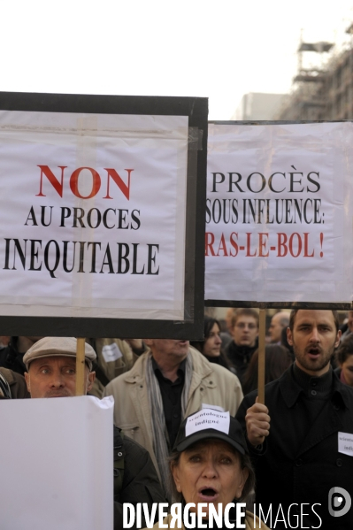 Manifestation de l eglise de scientologie devant le palais de justice de paris
